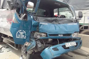 Va chạm liên hoàn, tài xế mắc kẹt kêu cứu