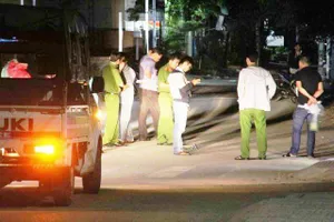 Công an khám nghiệm 1 vụ trọng án trước đó. Ảnh: ĐAN NGUYÊN