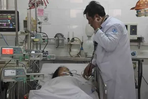 Bé gái được điều trị tại bệnh viện. Ảnh: THÀNH AN