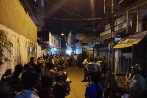 Người dân địa phương hiếu kì theo dõi vụ án mạng. Ảnh: CHÍ THẠCH