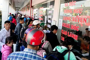 Người dân mua vé tại các quầy trong bến xe. Ảnh : CHÍ PHƯỚC