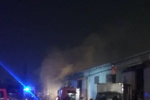 Khói lửa bốc cháy dữ dội ở kho giấy. Ảnh : CHÍ THẠCH