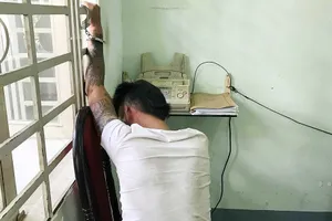 Một trong 2 đối tượng tại công an. Ảnh: ĐAN NGUYÊN