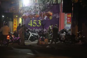 Công an có mặt tại hiện trường. Ảnh : CHÍ THẠCH