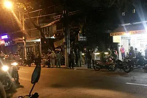 Công an khám nghiệm hiện trường. Ảnh : ĐAN NGUYÊN