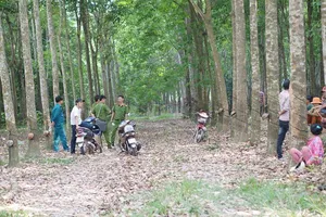 Công an phong tỏa khám nghiệm hiện trường. Ảnh: CHÍ PHƯỚC