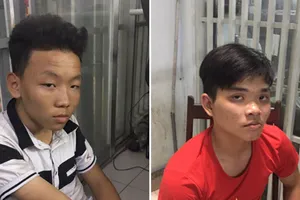 Hai đối tượng tại cơ quan công an. Ảnh: ĐAN NGUYÊN