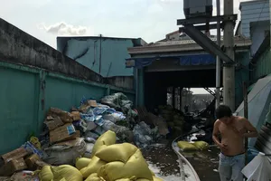 Lực lượng chức năng tại hiện trường. Ảnh : ĐAN NGUYÊN 