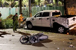 Lực lượng chức năng tại hiện trường vụ việc. Ảnh: ĐAN NGUYÊN