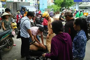 CSGT cùng dân truy đuổi, bắt gọn đối tượng trộm xe. Ảnh: ĐAN NGUYÊN