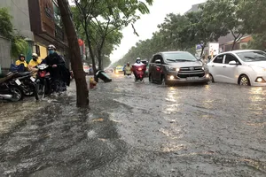 Cơn mưa lớn khiến nhiều tuyến đường vào sân bay Tân Sơn Nhất bị ngập. Ảnh: ĐAN NGUYÊN