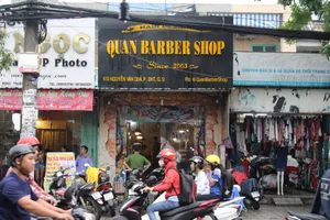 Công an khám nghiệm hiện trường. Ảnh: ĐAN NGUYÊN