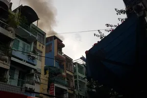 Căn nhà 4 tầng bốc cháy dữ dội, nhiều nhân viên chạy tán loạn