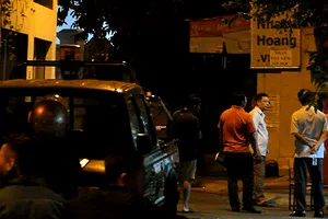 Công an phong tỏa, khám nghiệm hiện trường. Ảnh: CHÍ THẠCH