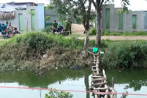 Công an phong tỏa khám nghiệm hiện trường. Ảnh: CHÍ THẠCH