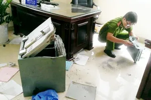 Công an khám nghiệm một vụ mất trộm trước đó