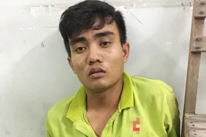 Cảnh sát cùng chó nghiệp vụ vây bắt tên cướp dùng roi điện khống chế tài xế xe ôm