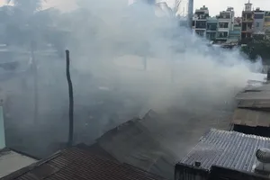 Khói lửa bốc cháy nghi ngút. Ảnh: ĐAN NGUYÊN