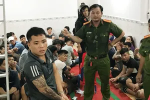 "Thành bò" bị bắt tại sới bạc. Ảnh: CHÍ THẠCH