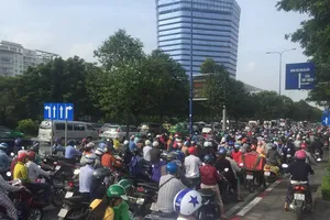 Giao thông ùn ứ kéo dài.