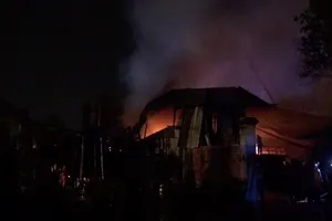 Ngọn lửa bùng cháy dữ dội. Ảnh: CHÍ PHƯỚC 