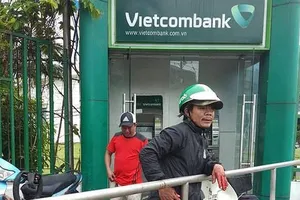 Hiện trường vụ cuớp tại trụ ATM Vietcombank. Ảnh: ĐAN NGUYÊN 