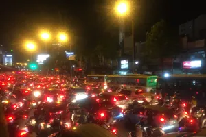 Giao thông ùn ứ kéo dài ở cầu vượt Hàng Xanh. Ảnh: CHÍ THẠCH