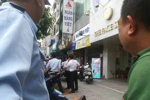 Công an có mặt ở hiện trường. Ảnh: CHÍ THẠCH