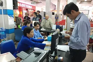 Người dân mua vé tại ga Sài Gòn. Ảnh: THANH HẢI