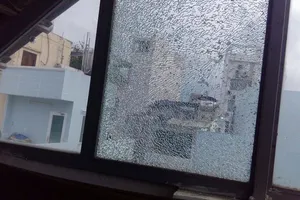 Nhiều cửa kính nhà dân bị phá hoại. Ảnh: CHÍ THẠCH 