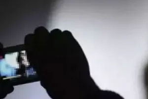  Nam thanh niên dùng clip “nóng” tống tiền cô gái quen qua mạng