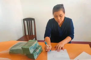 Đối tượng Huyền tại cơ quan công an. Ảnh: CHÍ THẠCH 