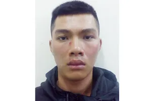 Người đàn ông bị cướp tông thẳng xe vào 2 tên cướp