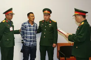 Cơ quan Điều tra hình sự Bộ Quốc phòng thông báo và tống đạt các quyết định tố tụng đối với bị can Hùng. Ảnh: BQP