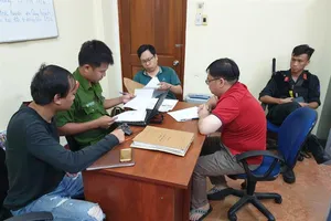 Công an lấy lời khai các đối tượng. Ảnh CA