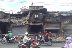 Công an phong tỏa hiện trường vụ cháy. Ảnh: CHÂU TRỊNH