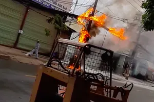 Ngọn lửa bùng cháy dữ dội