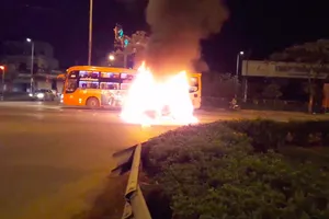 Ngọn lửa bùng cháy dữ dội. Ảnh: C.T