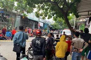 Người dân theo dõi vụ việc. 