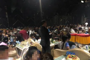 Đột kích tụ điểm ăn chơi ở quận 5, phát hiện nhiều dân chơi dương tính chất ma tuý. 