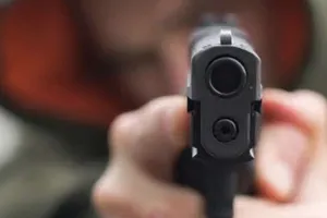  Chồng bị bắn trọng thương, vợ chở hung thủ bỏ trốn