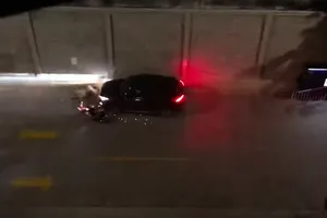 Thanh niên điều khiển ô tô tông xe máy khiến 2 người bị thương