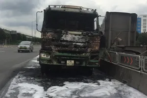 Chiếc xe ben bị cháy ở hiện trường.