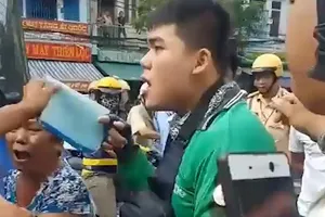 Nam thanh niên mặc áo GrabBike bị tài xế xe buýt dùng vật nhọn đâm gây thương tích