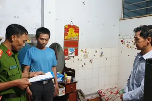 Công an đọc lệnh khám xét Nhân "Siêu nhân" trong băng nhóm dàn cảnh móc túi hành khách đi xe buýt ở TPHCM