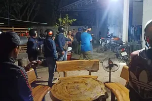 Lực lượng công an vây quanh nhà của Hải khi các đối tượng cố thủ bên trong.