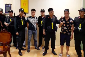 Một số đối tượng bị công an khống chế bắt giữ