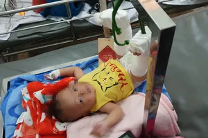 Cháu bé thương tích 37% đang được điều trị tại bệnh viện. Ảnh: C.T