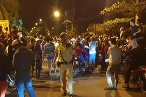 Công an tại hiện trường tối ngày 13-2 ở khu vực gần nơi Tuấn "khỉ" ẩn nấu 