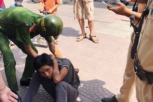 Công an khống chế bắt giữ đối tượng Thịnh. Ảnh: CA